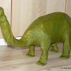 Du�y dinozaur z papier mache.
